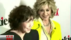 莉莉·汤姆林（Lily Tomlin）开玩笑说她可能无法与简·方达（Jane Fonda）和多莉·帕顿（Dolly Parton）一起看《 9比5》续集/今晚娱乐